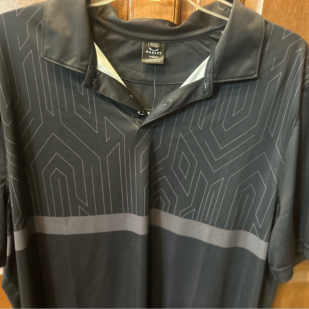 SOLD ON XPOST 🆕 Oakley Black Polo with Geometric Design. XL. - Picture 3 of 12